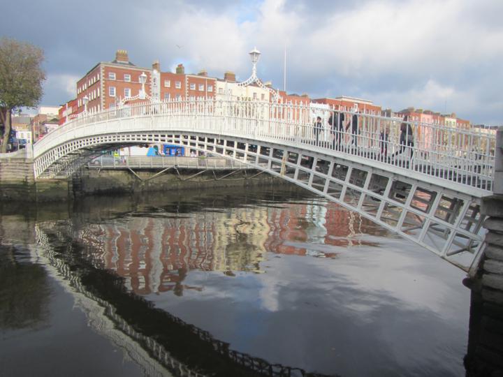 Sole, sole e sole a Dublino: Attraverso il fiume