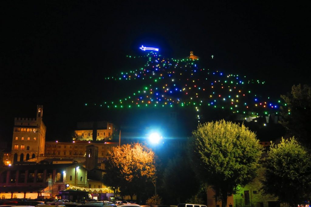 Albero Di Natale Gubbio.Aria Di Natale A Gubbio L Albero Di Natale Piu Alto Del Mondo Mondovagando