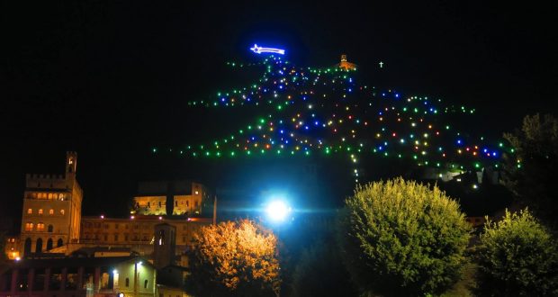 Albero Di Natale Piu Alto Del Mondo.Aria Di Natale A Gubbio L Albero Di Natale Piu Alto Del Mondo Mondovagando