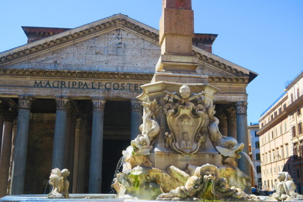 Fontana e Piazza della Rotonda Roma