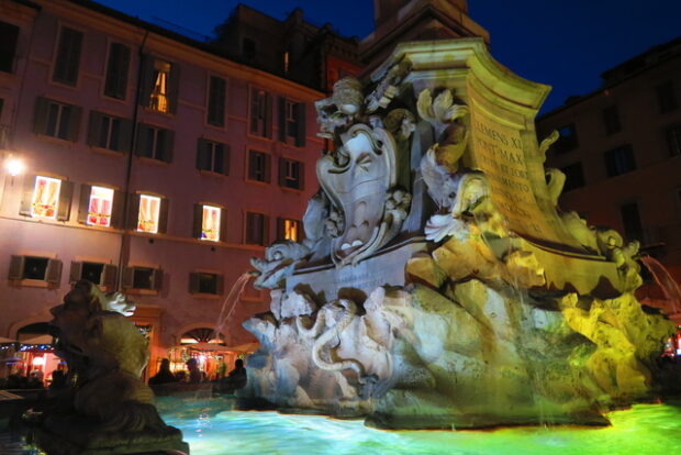 Fontana e Piazza della Rotonda Roma