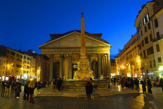 Fontana e Piazza della Rotonda Roma