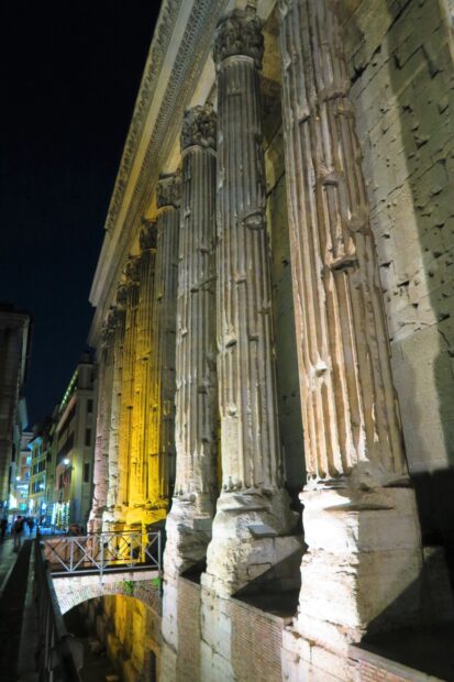 Piazza di Pietra Tempio di Adriano Roma
