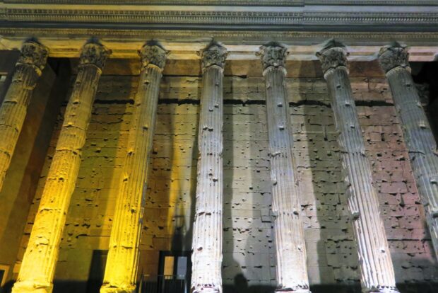 Piazza di Pietra Tempio di Adriano Roma