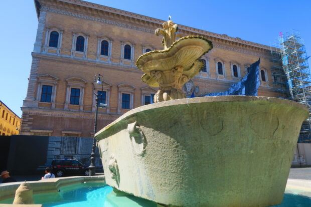 Piazza Farnese Roma